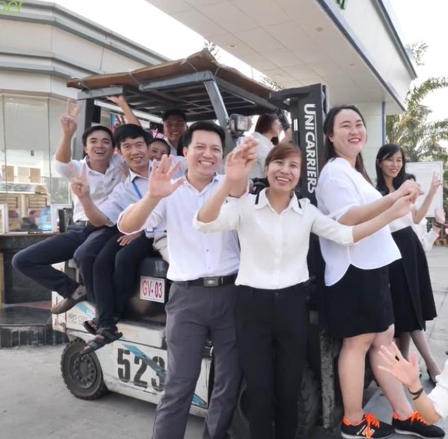 Anh Long (bên trái) cùng các đồng nghiệp Phòng Hành chính – Nhân sự