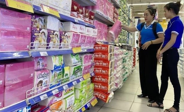 Chị Tuyết đang hướng dẫn cách bán hàng cho một bạn PG ở Co.opmart Nguyễn Đình Chiểu, Tp. HCM