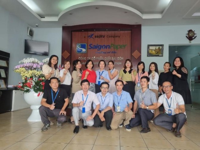 Anh Long (hàng dưới, thứ 3 từ phải qua) cùng các đồng nghiệp Ban Hành chính