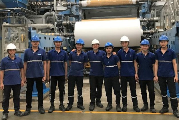 Anh Thành (giữa) cùng các công nhân viên của Máy xeo TM6